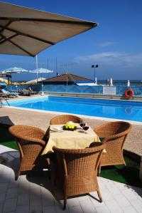 Hotel Pesaro pensione completa con piscina